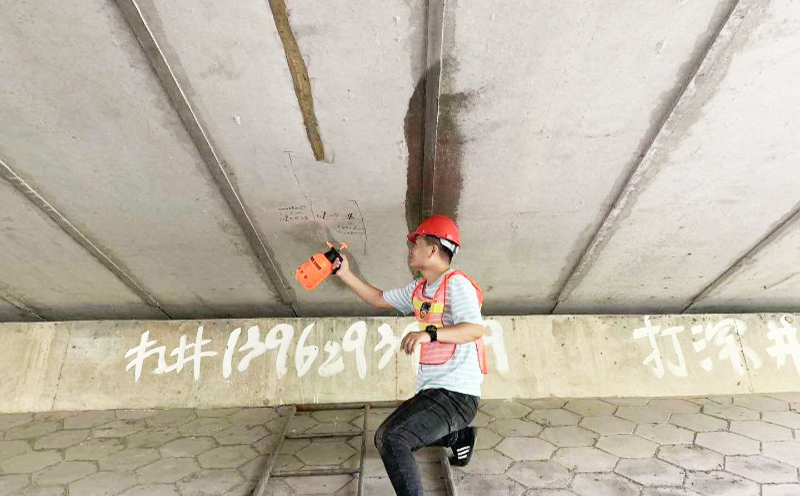 蘇通大橋維護(hù)正在噴涂永凝液DPS